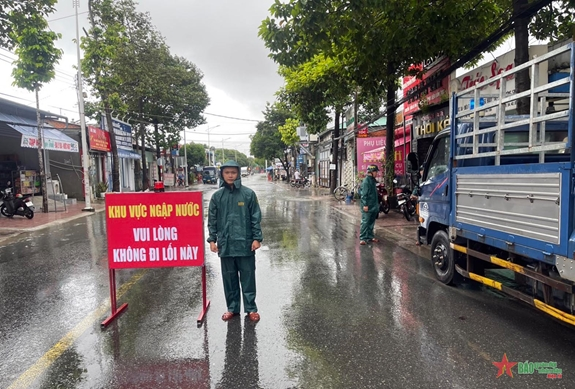 Dân quân xung kích trong mùa mưa bão 
